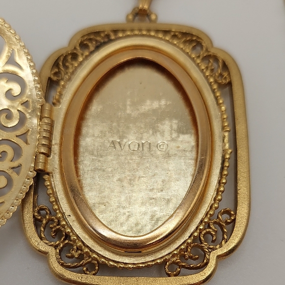 Avon 70's 'Yesteryear' Gold-Tone Photo Locket Necklace Blue Stone Pendant EVC - Picture 11 of 17